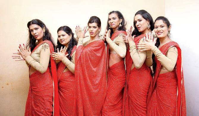 (from left) Ravina Jagtap, Chandni Suvarnakar, Bhavika Patil, Komal Jagtap, Fida Khan and Asha Jagtap of 6-Pack Band