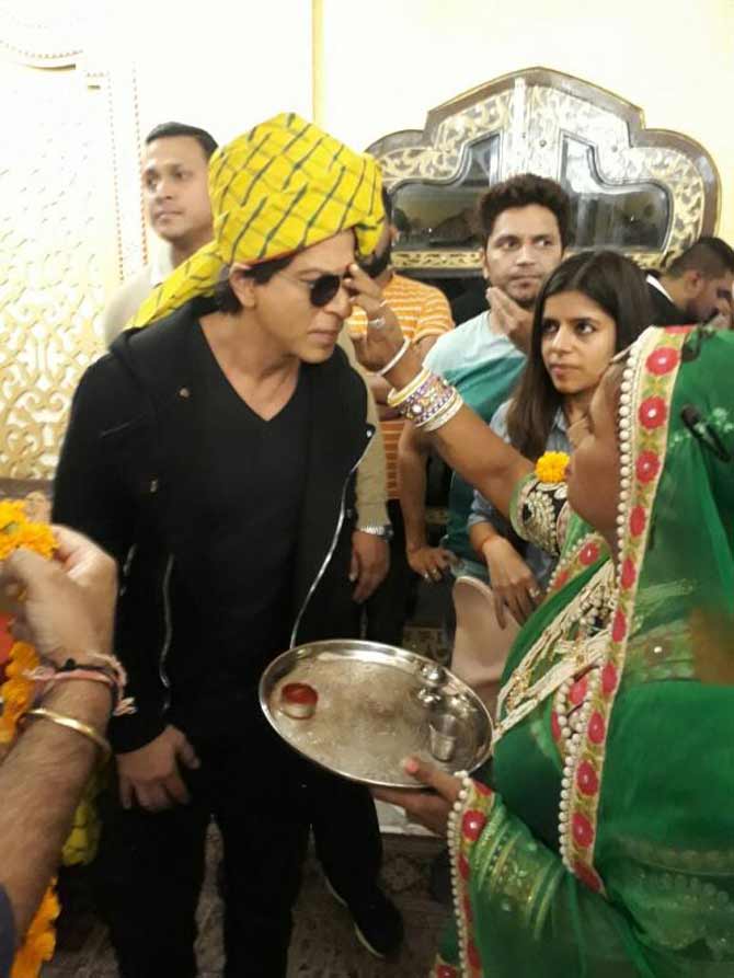 Shah Rukh Khan being greeted in traditional Rajasthani manner in Jaipur