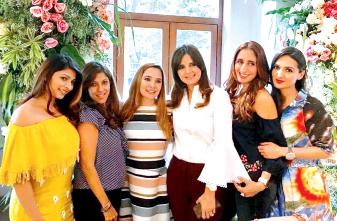 Simone Arora (in white) with Renu Chainani, Anu Dewan, Malaika Khan, Farah Khan Ali and a friend