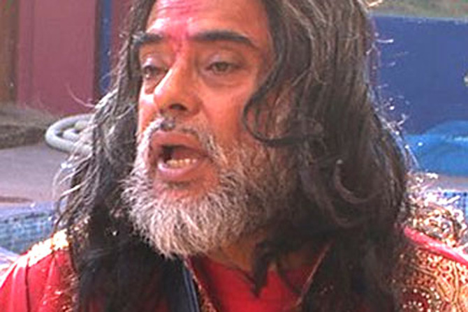 Shocking! Ex 'Bigg Boss' contestant Om Swami beaten up by angry mob in publicShocking! Ex 'Bigg Boss' contestant Om Swami beaten up by angry mob in public