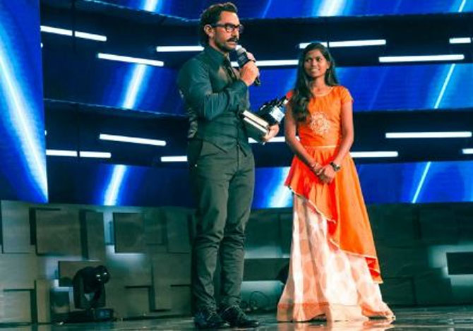 Aamir Khan could not say no when this young girl presented him an award