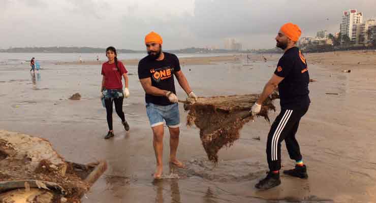 Randeep Hooda Joins NGO To Clean Versova Beach