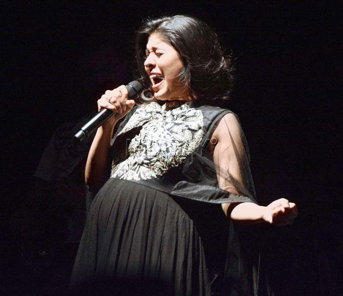Pregnant Sunidhi Chauhan sings and flaunts her baby bump