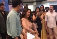 Crowd goes Berserk when Madhuri shows her MOVES on Ghagra at a MALL